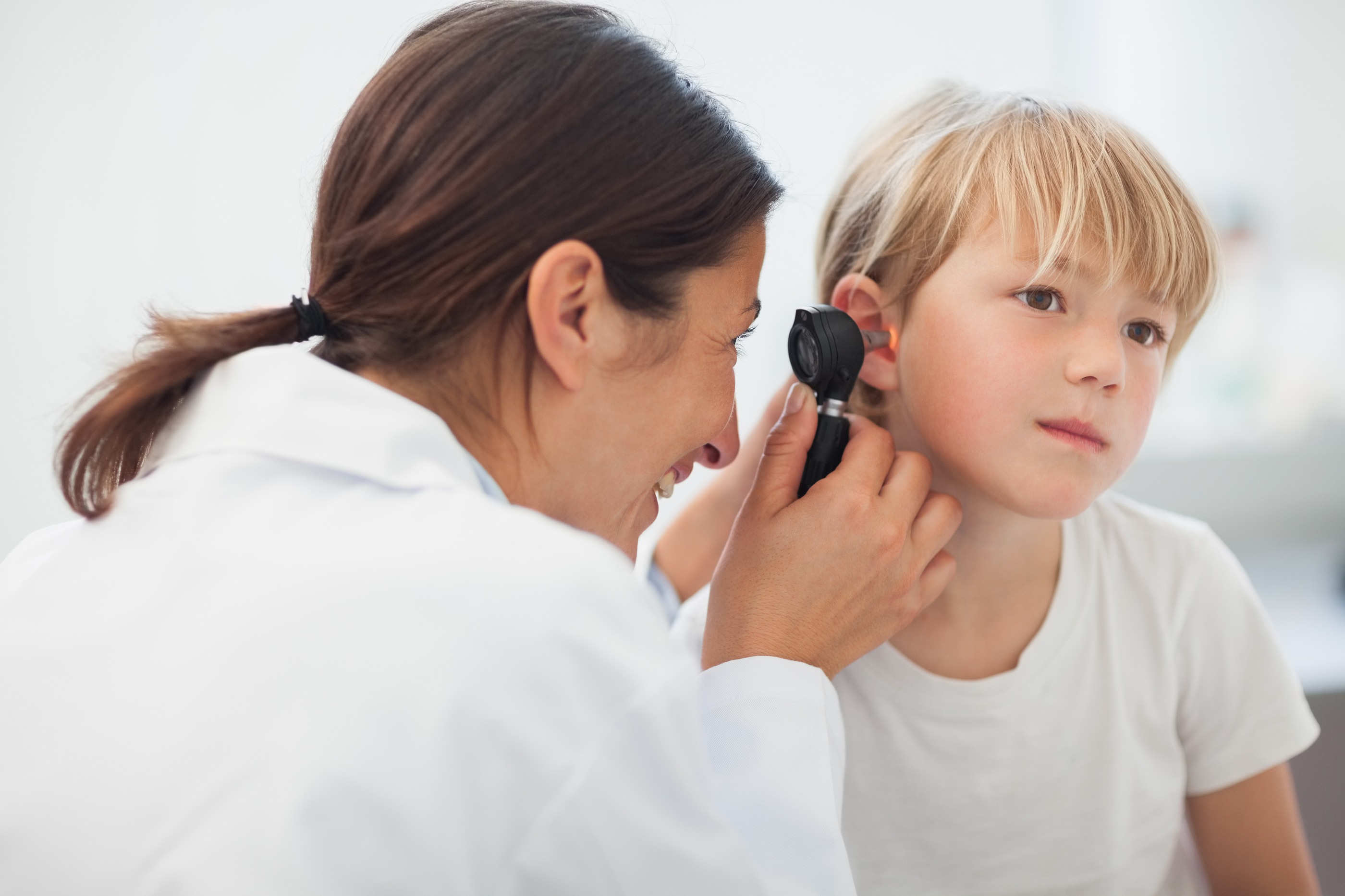 es-doctor-auscultating-the-ear-of-36489121.jpg es-doctor-auscultating-the-ear-of-36489121.jpg